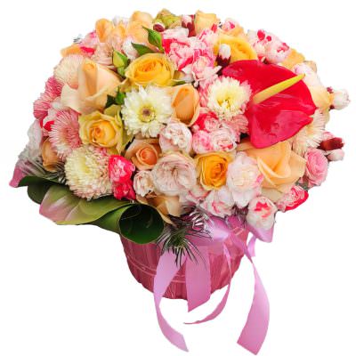 Корзина с цветами в подарок «Праздник нежности»